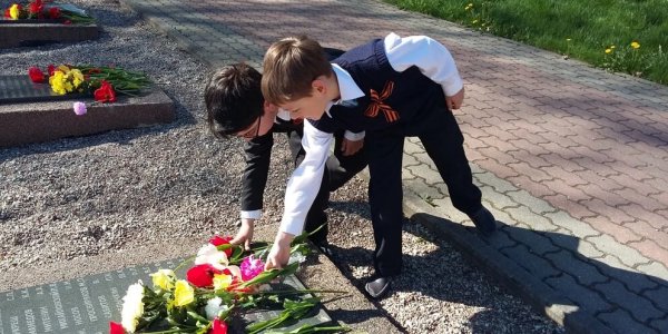Цветы на братской могиле