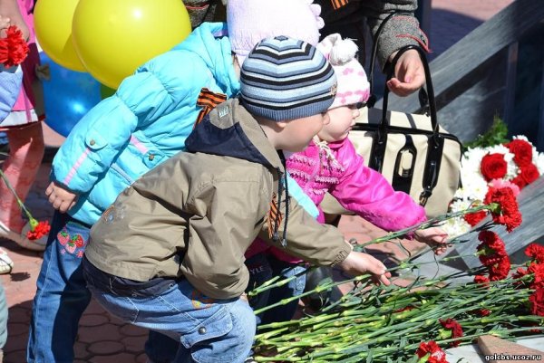 Возложение цветов к обелиску Голышманово
