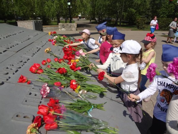 Дети возлагают цветы на 9 мая
