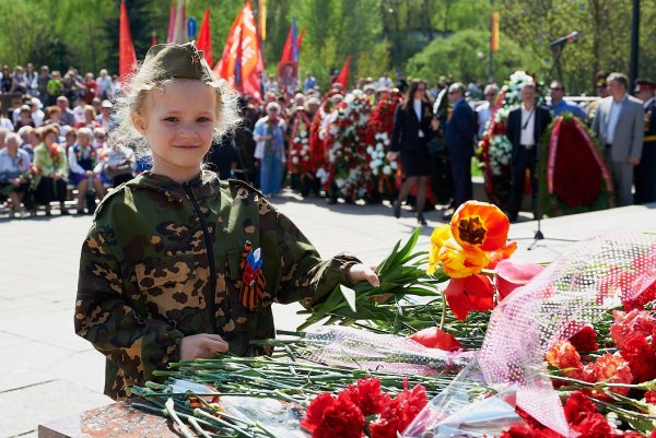 Возложение цветов к Вечному огню