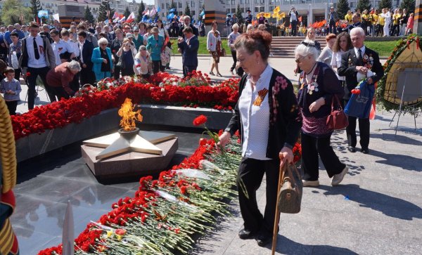 Возложение цветов Дербышки вечный огонь