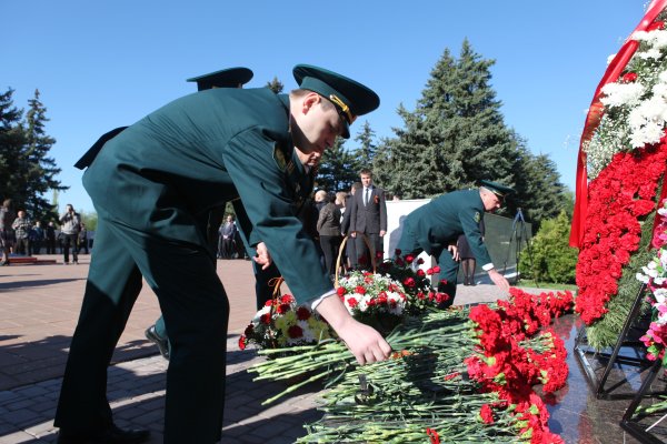 Дети возлагают цветы к Вечному огню