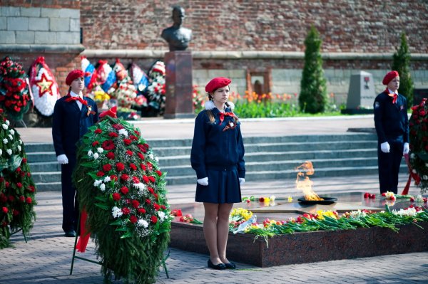 Возложение цветов к могиле неизвестного солдата в Москве