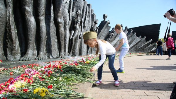 Дети возлагают цветы