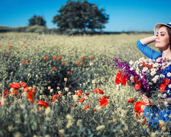 Девушка в поле с цветами