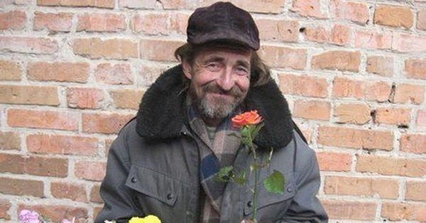 Бомжик с цветами