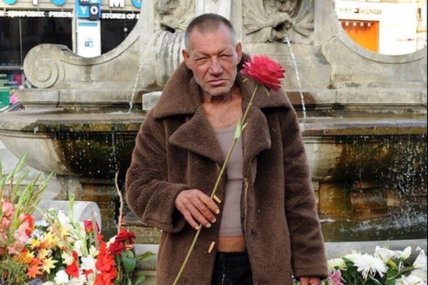 Бомж с цветами