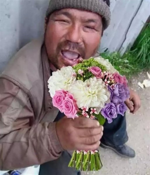 Таджик с цветами
