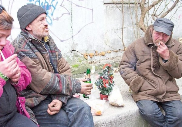 Мужик на клумбе