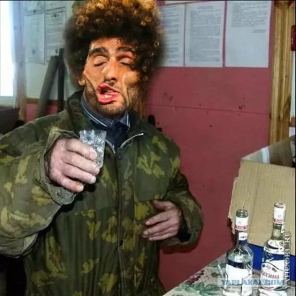 Бомж собирает бутылки