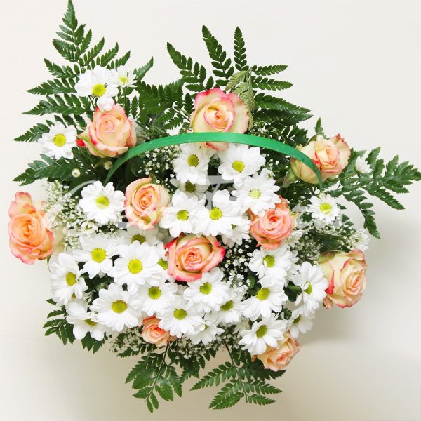 Розы в корзинке с днем рождения