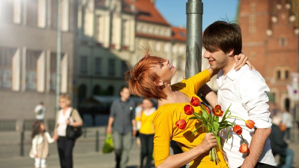 Парень дарит девушке цветы