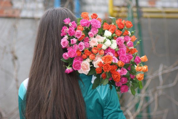 Брюнетка с цветами