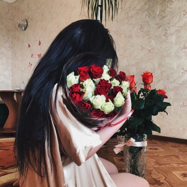 Брюнетка с цветами