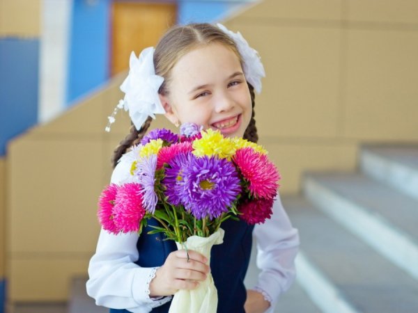 Букет цветов на учительском столе
