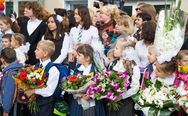 Первоклассница с цветами