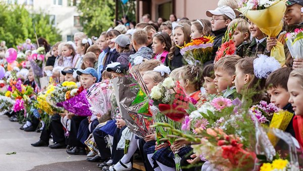 Первоклассник с цветами