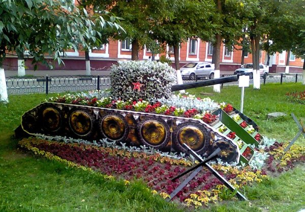 Клумба в виде танка