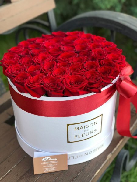 Коробка цветов с юбилеем