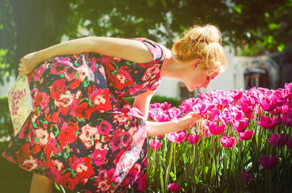 Нюхает цветок