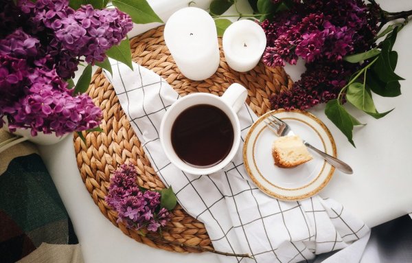 Цветы сирени и кофе