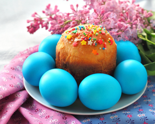 Кулич в пастельных тонах