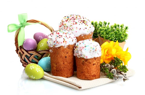 Кулич Пасхальный на белом фоне