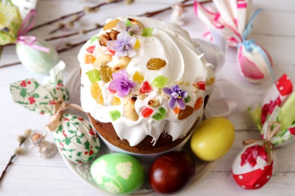 Кулич с тюльпанами