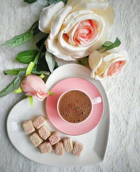 Красивые цветы и кофе