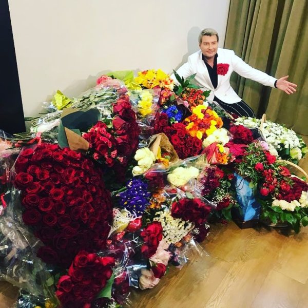 Николай Басков с цветами