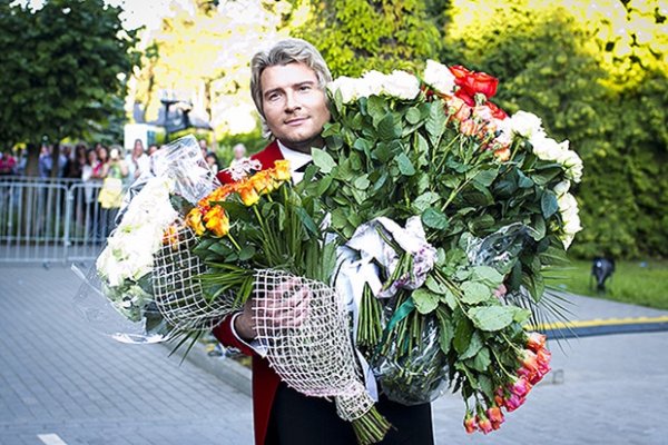 Знаменитости с букетом цветов