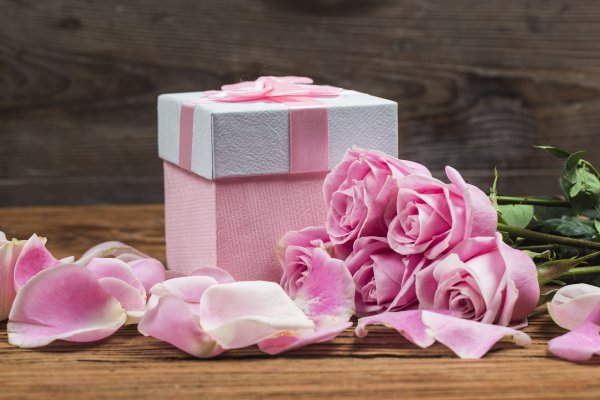 Открытки с подарками для женщины