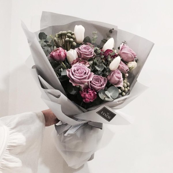 Букет в серой упаковке