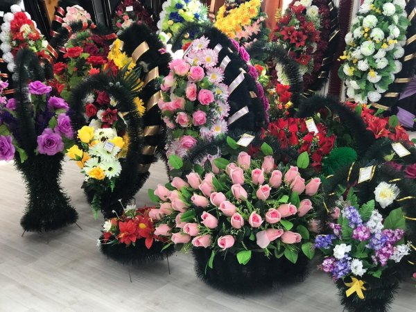 Корзины с искусственными цветами для кладбища