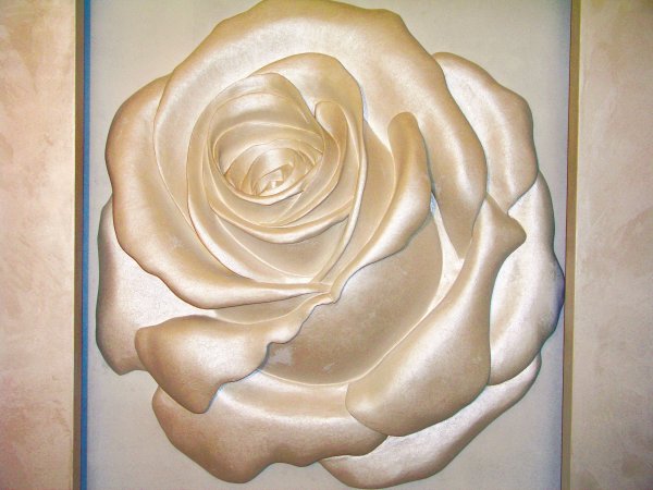 Барельеф цветы (23 фото): розы из штукатурки на стене своими руками, барельеф из искусственных цветов в интерьере - советы и идеи