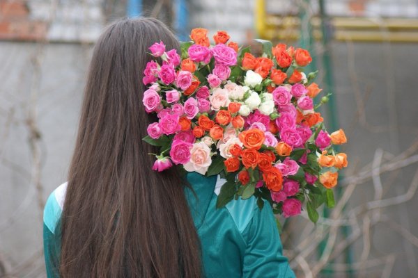 Девушка с цветами без лица