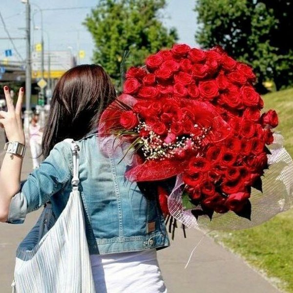 Рука брюнетки с цветами