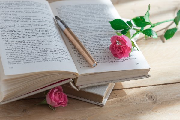 Книга с цветами