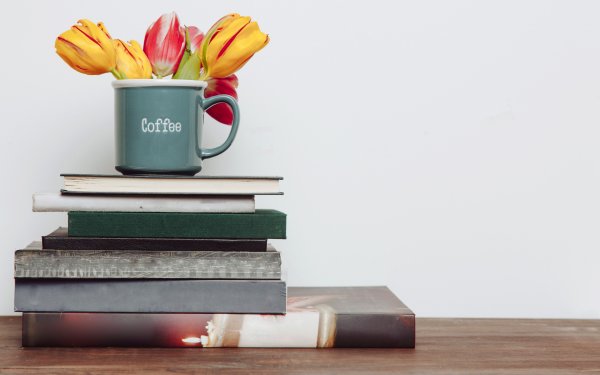 Стол с книгами и цветами