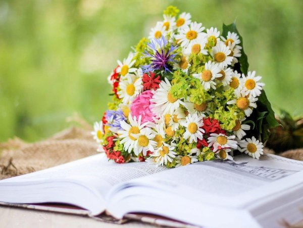 Букет с книгой