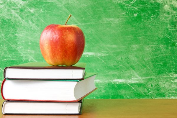 Книги на зеленом фоне для школы
