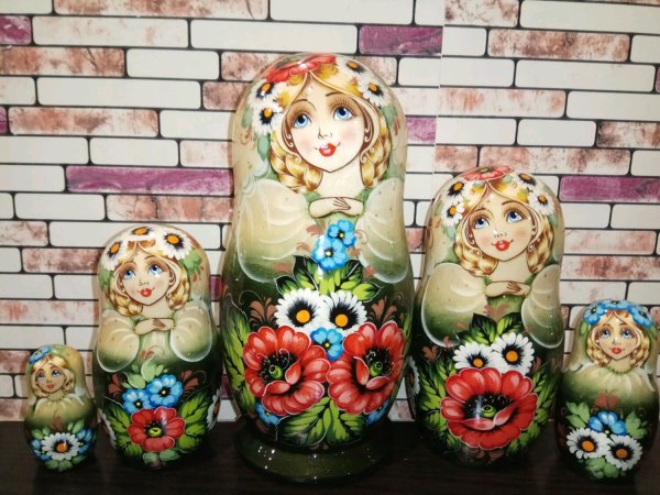 Матрешки разных цветов