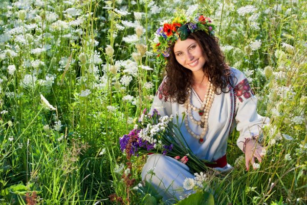 Девушка в цветущем поле