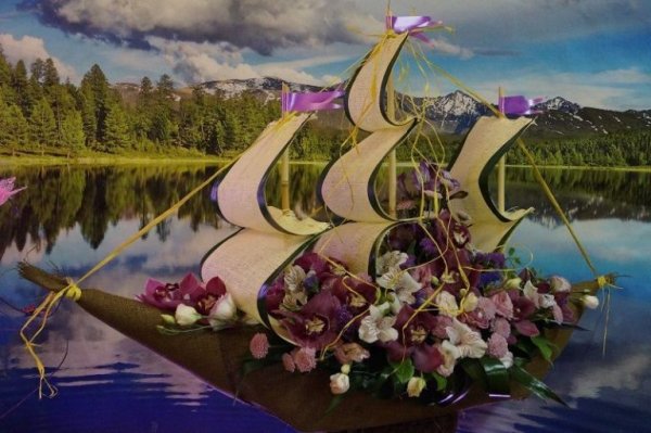 Корабль из цветов