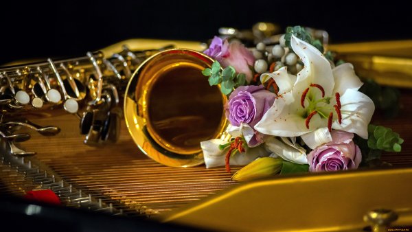 Саксофон и цветы