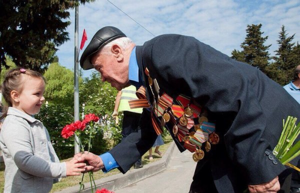 Дети дарят цветы ветеранам
