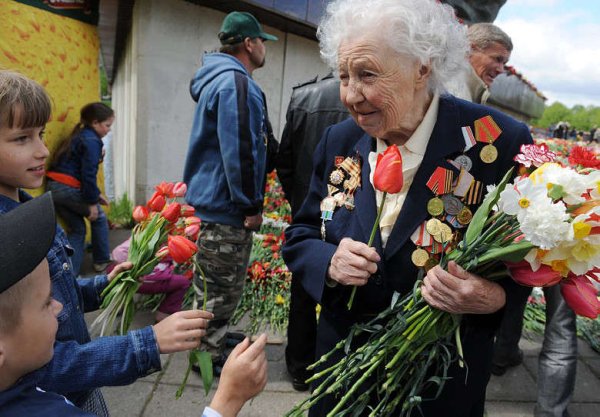 День Победы ветераны и дети