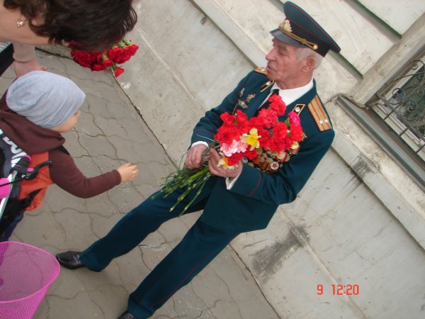 Вручение цветов ветеранам