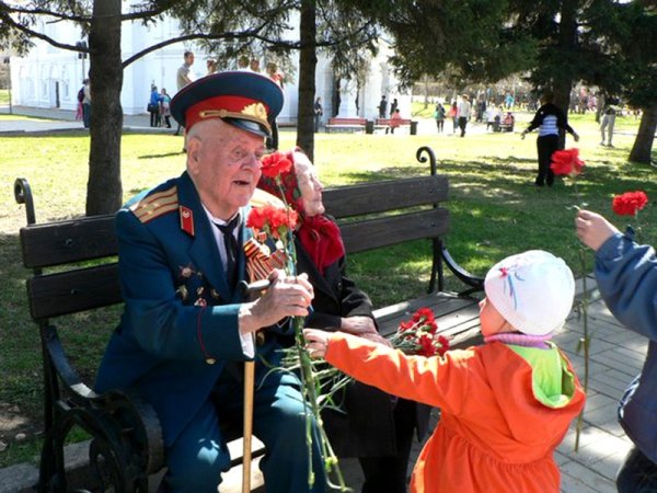Ветеран с гвоздиками