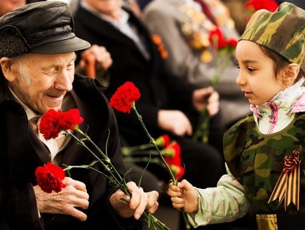 Дети дарят цветы ветеранам
